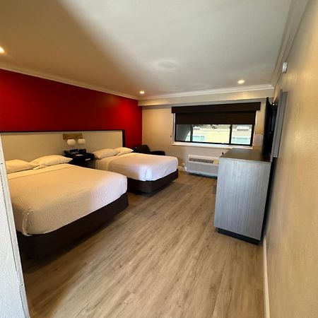 Hotel Ramada By Wyndham Torrance Extérieur photo
