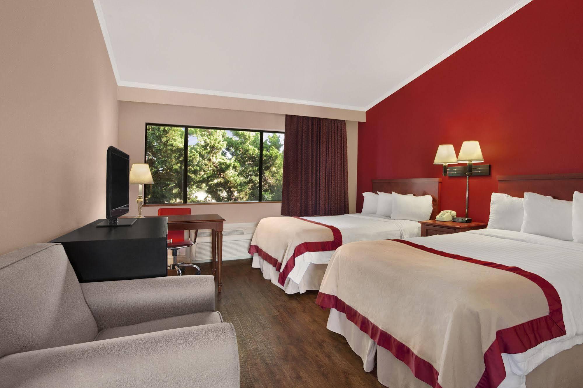 Hotel Ramada By Wyndham Torrance Extérieur photo