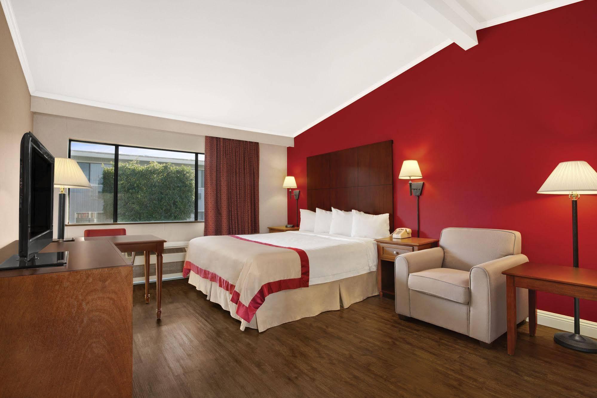 Hotel Ramada By Wyndham Torrance Extérieur photo