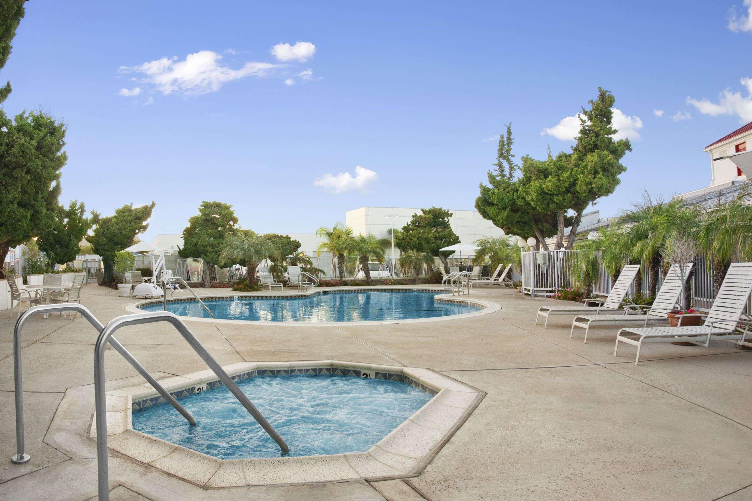 Hotel Ramada By Wyndham Torrance Extérieur photo