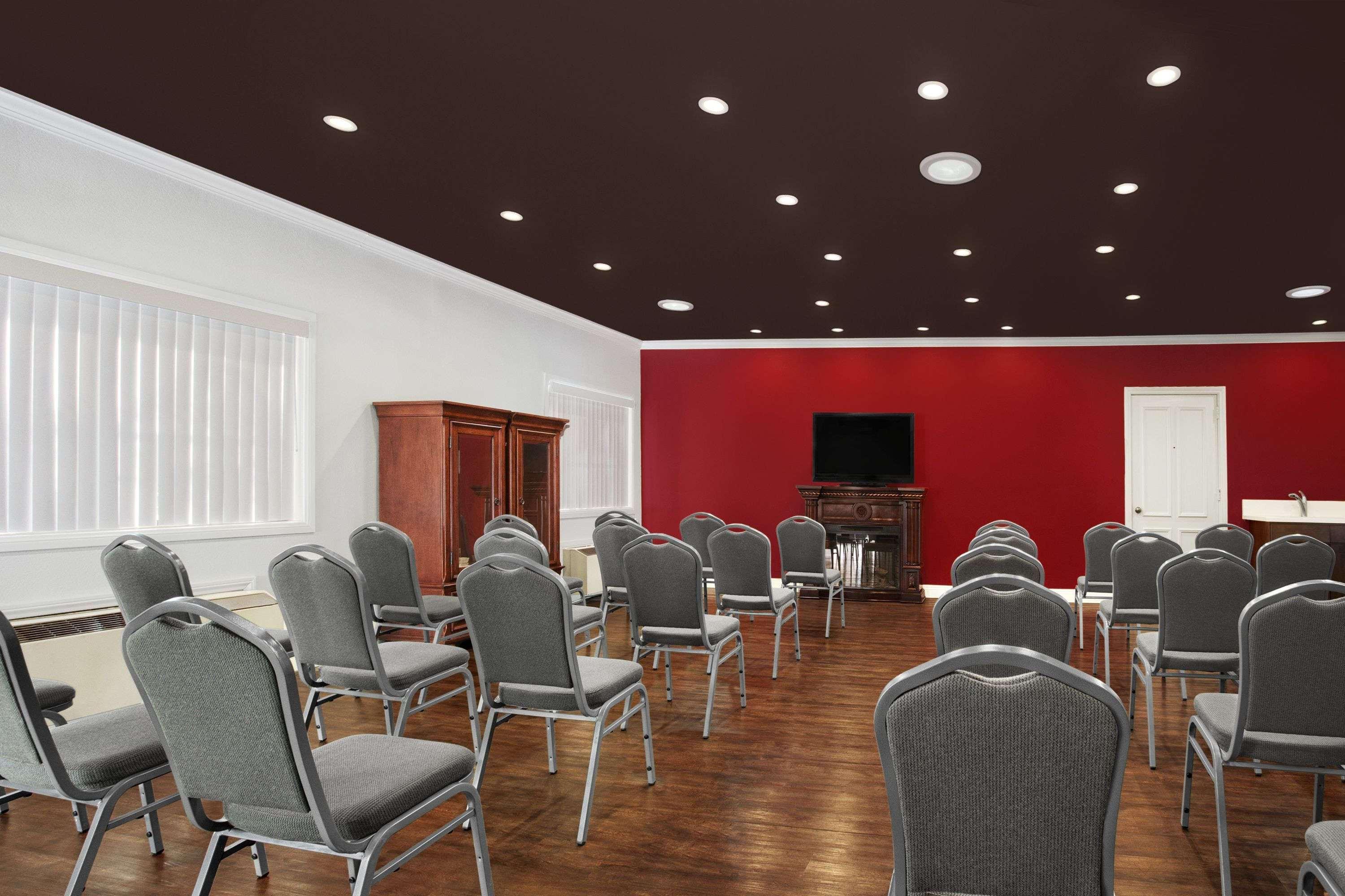 Hotel Ramada By Wyndham Torrance Extérieur photo