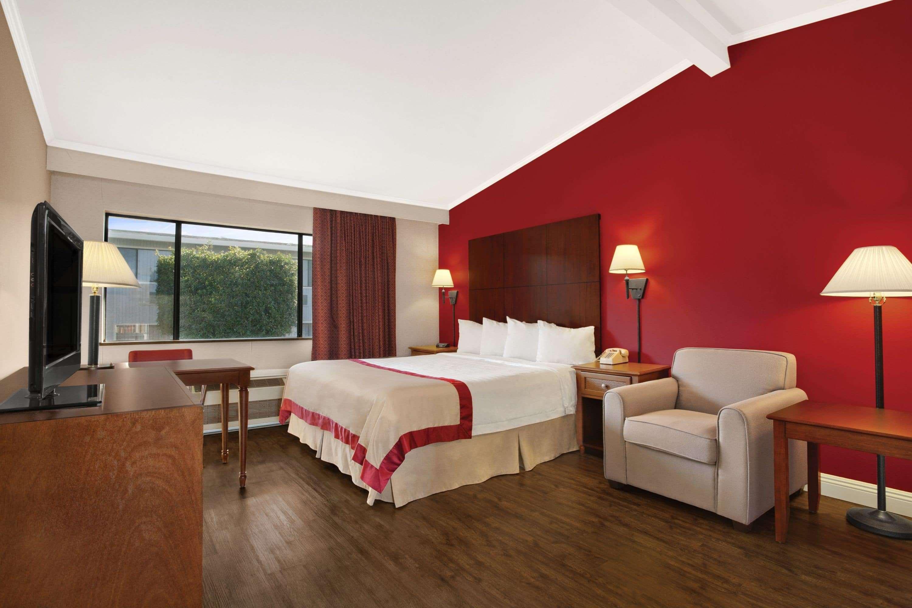 Hotel Ramada By Wyndham Torrance Extérieur photo