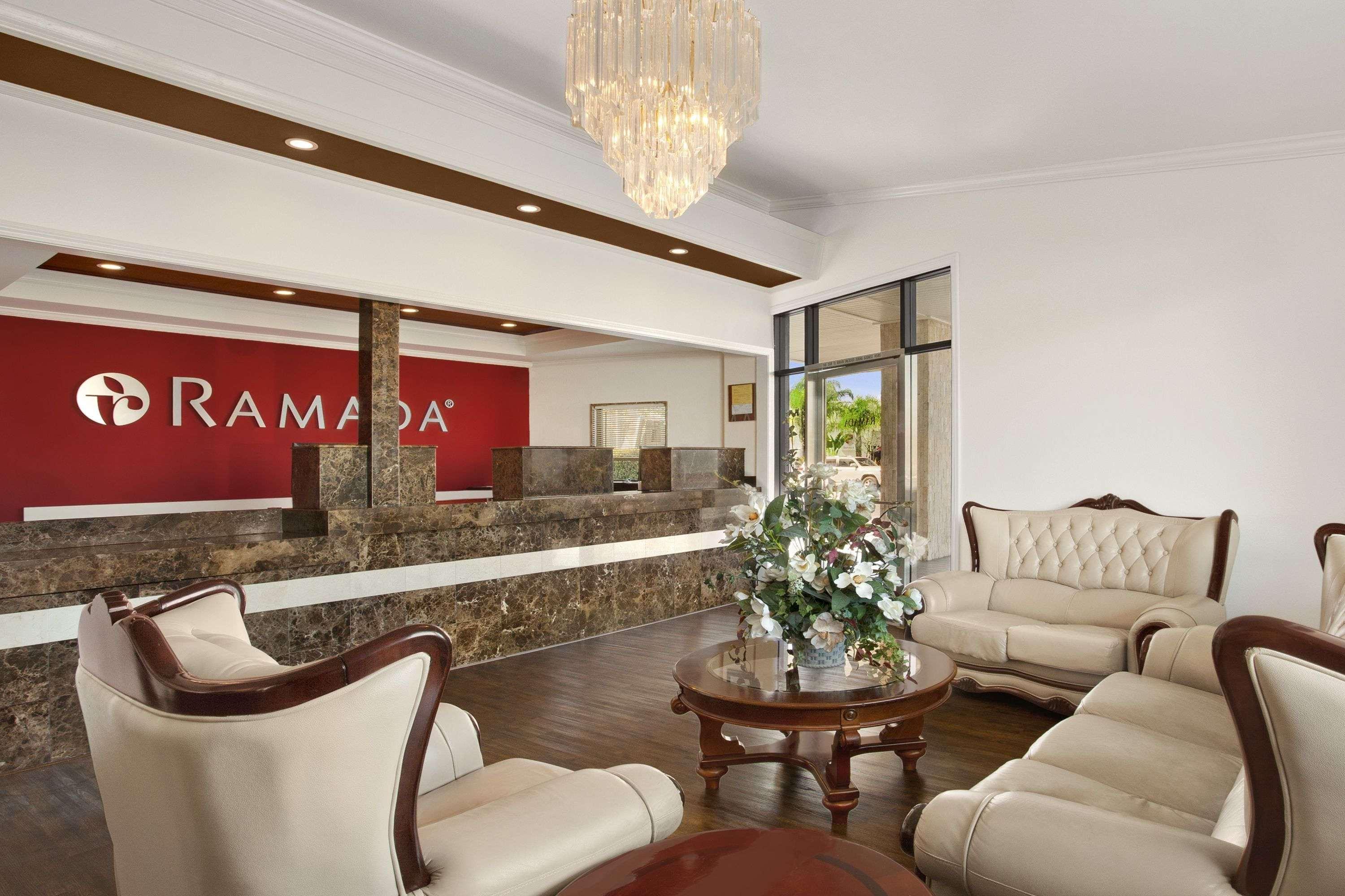 Hotel Ramada By Wyndham Torrance Extérieur photo