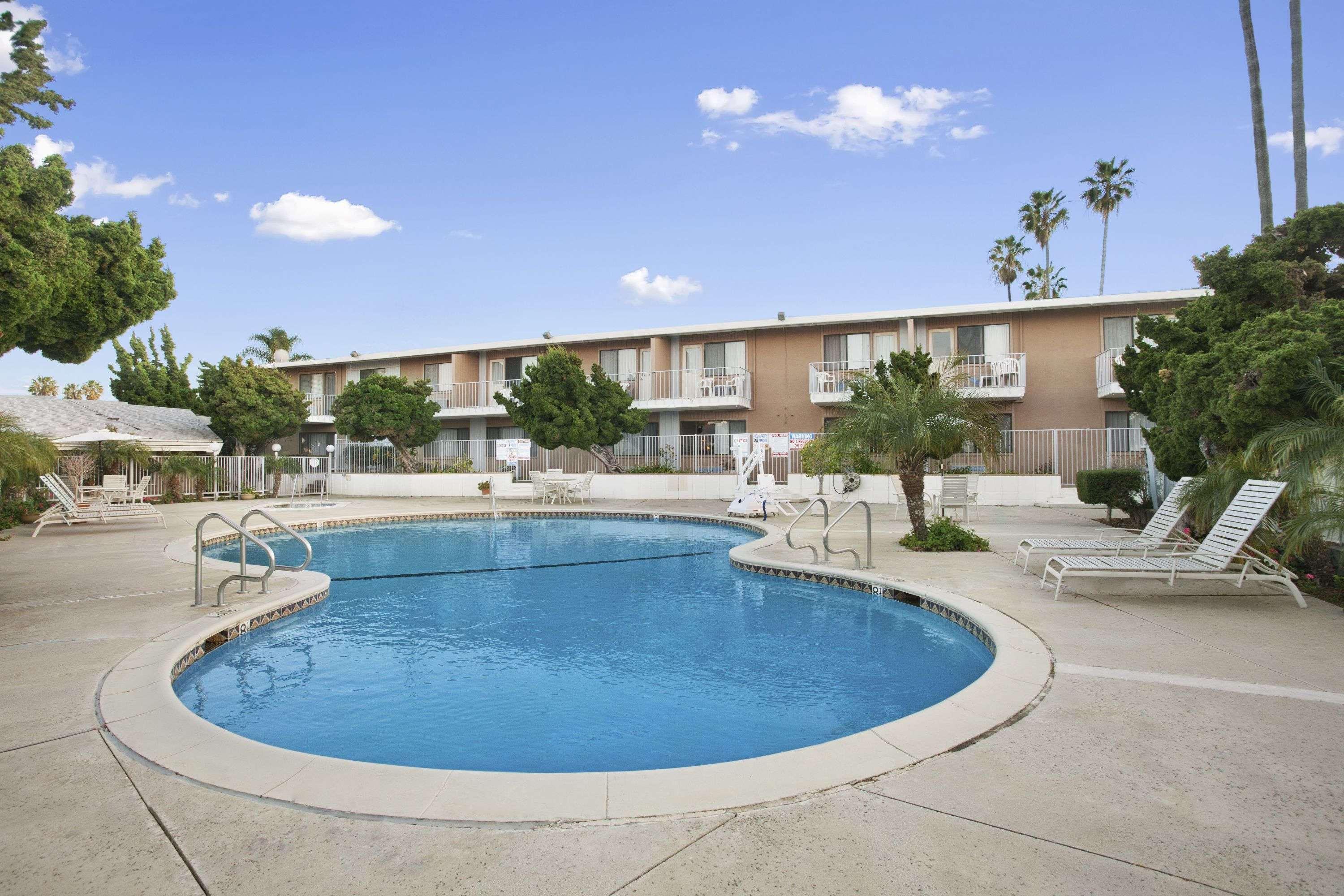 Hotel Ramada By Wyndham Torrance Extérieur photo