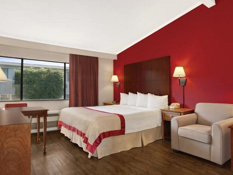 Hotel Ramada By Wyndham Torrance Extérieur photo