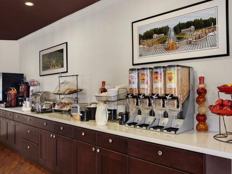 Hotel Ramada By Wyndham Torrance Extérieur photo