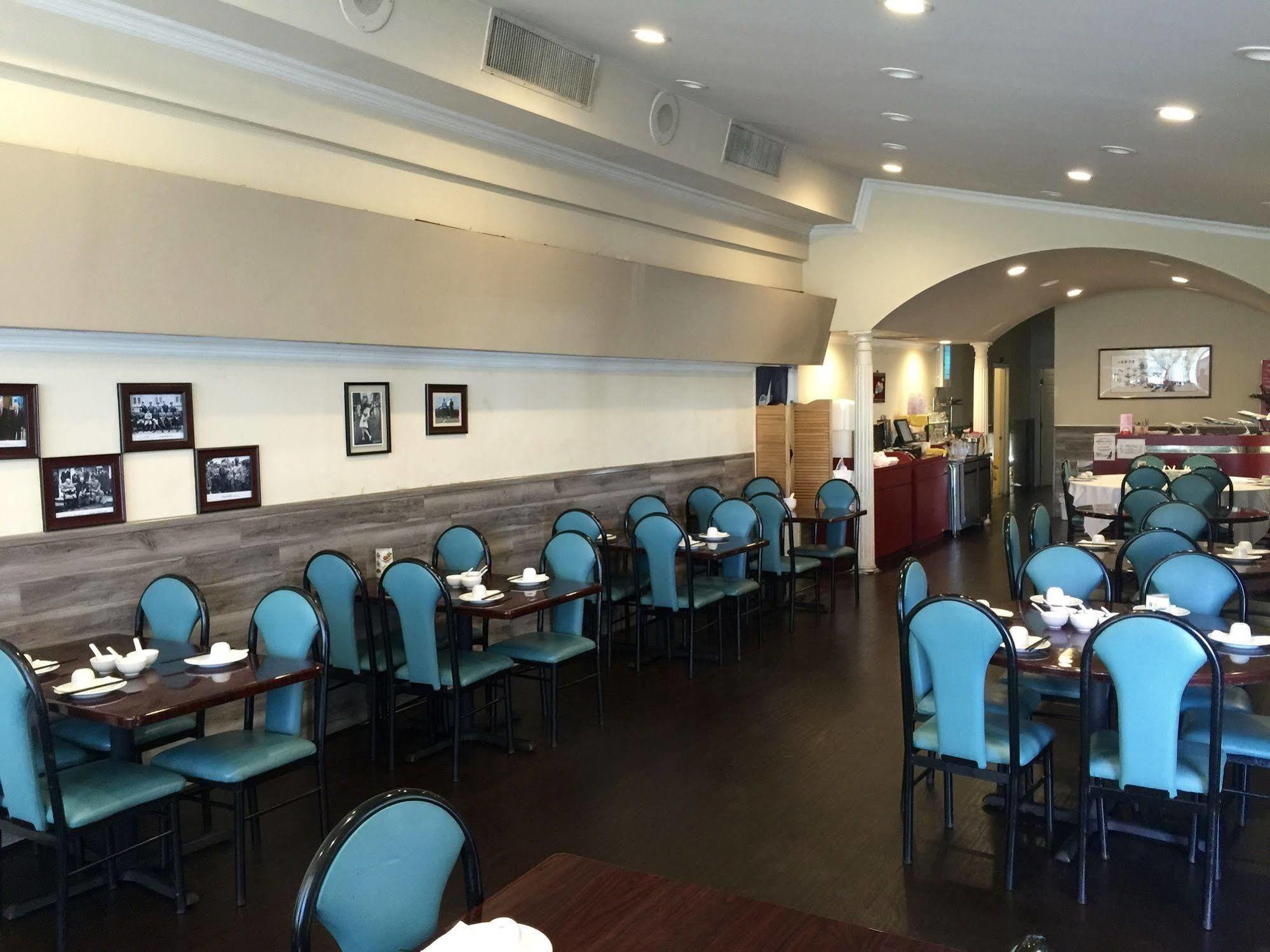 Hotel Ramada By Wyndham Torrance Extérieur photo